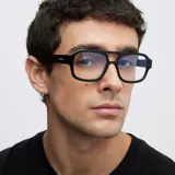 Lentes con filtro de luz azul y protección UV400, con montura estilo aviador en color negro y cristales transparentes.