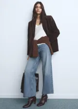 Jeans wide leg tiro alto de color celeste, con bolsillos traseros, trabillas para cinto y bajo deshilachado.