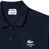 Polo de piqué de algodón azul marino, corte clásico, cuello polo acanalado con dos botones, mangas cortas, logo bordado en el pecho y confección en petit piqué de algodón.