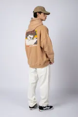 Buzo canguro oversize de algodón friza con efecto de teñido artesanal acid wash en color gris oscuro. Presenta capucha con cordones ajustables, bolsillo frontal tipo canguro y estampa pequeña en el pecho.