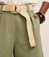 Short recto de cintura alta, color verde militar, con trabillas, pliegues delanteros y cierre tradicional. Confeccionado en mezcla de viscosa y lino, e incluye un cinturón de rafia artificial con hebilla de argollas.