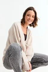 Cardigan de punto con diseño oversized, escote en V y mangas largas con puños ajustados.