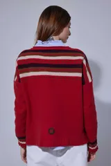 Blazer de pana color crema con solapas clásicas, cierre frontal de un botón y puños con detalle de tejido a rayas. Presenta un corte estructurado y elegante.