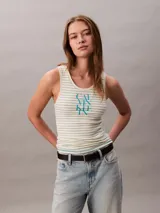 Musculosa de punto de canalé con ajuste slim, diseño a rayas horizontales y logo gráfico de Calvin Klein estampado en el frente.