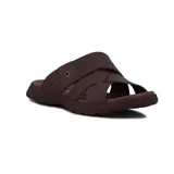 Sandalias de cuero marrón para hombre, con diseño de tiras cruzadas y perforaciones decorativas, con suela anatómica y cómoda.