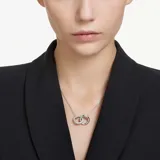 Colgante con cadena plateada y dos aros entrelazados, uno plateado liso y otro plateado con pavé de cristales blancos.