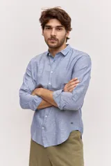 Camisa de manga larga de lino con diseño a rayas en tonos celestes y blancos, cuello camisero clásico y cierre frontal de botones.
