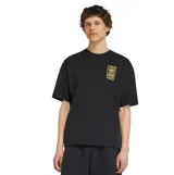 Remera Adidas de manga corta, color negro, con cuello redondo y diseño holgado. Presenta un parche rectangular dorado con el logo de la marca en el pecho.