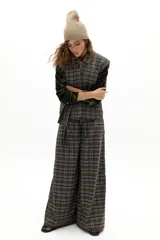 Pantalón tipo culotte de tiro alto con diseño de cuadros, corte amplio y piernas anchas. Cuenta con pinzas en la cintura, cierre frontal con gancho y bolsillos laterales.