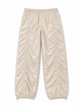 Pantalon tipo paracaidista de tela técnica arrugada, color negro, con cintura elástica y cordones ajustables en los tobillos.