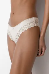 Pack de tres bombachas tipo brazilian de tiro bajo con cintura en V, confeccionadas en punto de algodón y encaje. Incluye una bombacha negra, una rosada y una beige.