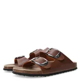 Sandalias tipo Birkenstock color marrón, con dos tiras anchas ajustables mediante hebillas metálicas plateadas. Poseen plantilla anatómica de corcho y suela de goma antideslizante.