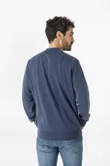 Sweater marrón con cuello mao abotonado y detalle de tejido en los hombros.