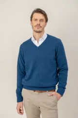 Sweater de punto con cuello en V y mangas largas, confeccionado en lana lambswool.