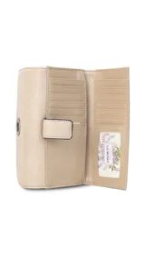Billetera larga de símil cuero color marrón claro, con solapa frontal decorada con un aro metálico central. Cuenta con múltiples compartimentos internos para tarjetas, billetes y un monedero con cierre.