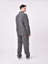 Sobrecamisa de jean celeste con dos bolsillos frontales con solapa y cierre con botones.