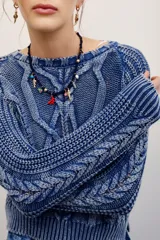 Sweater de tejido de punto con efecto acid wash, cuello redondo, mangas largas y diseño con trenzas y ribetes elásticos en puños y dobladillo.