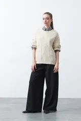 Sweater negro de tejido tramado con relieve, de calce cómodo y cuello redondo.