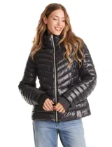 Campera puffer con acabado satinado de alto brillo, diseño capitoneado con líneas horizontales y en V. Cuenta con cierre frontal metálico, capucha fija, bolsillos laterales con cierre invisible y puños internos elastizados con abertura para el pulgar.