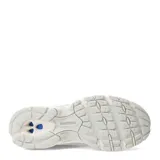 Championes urbanos New Balance modelo 530, con diseño retro de running. Presentan una combinación de malla blanca y detalles en cuero sintético metalizado plateado. Incluyen entresuela con tecnología ABZORB para mayor amortiguación.