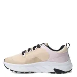 Championes deportivos de mujer con diseño de malla técnica en color negro, cordones al tono y suela robusta con relieve en color beige.