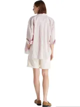 Short de sarga color blanco roto, de corte slim y pierna recta, con largo a la altura de la rodilla y dobladillo enrollado. Presenta cierre de botón y cremallera, y diseño de 4 bolsillos.