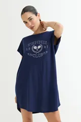 Vestido corto color verde agua con estampado de flor lineal, de corte recto y manga corta. Incluye cinturón de jean anudado a la cintura.