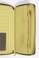 Billetera rectangular de estructura rígida con acabado brillante y textura efecto cocodrilo. Cuenta con cierre perimetral de cremallera metálica dorada y logo de la marca en letras metálicas doradas en el frente.