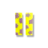 Par de aros colgantes rectangulares de acrílico amarillo con glitter y flores lilas.
