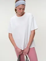 Remera deportiva blanca de manga corta, cuello redondo y corte oversized con tecnología dry fit.