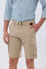 Bermuda cargo color azul marino, de gabardina con bolsillos laterales con solapa en las piernas y presillas para cinturón. Incluye cinturón de lona trenzada oscura con detalles en cuero sintético y hebilla metálica.