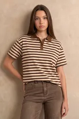 Remera polo de manga corta con diseño a rayas horizontales en tonos marrones, beige y negros, cuello en contraste y cierre frontal de botones.