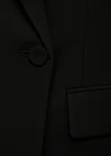 Blazer de corte recto y diseño clásico, con cuello de solapa con muesca, cierre frontal de un botón y mangas largas. Cuenta con un bolsillo de ribete en el pecho y dos bolsillos laterales con solapa. Incluye forro interior.