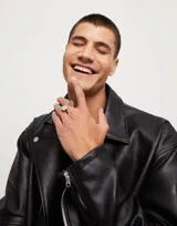 Anillo plateado con baño de plata de ley, de forma cuadrada y acabado liso.