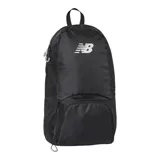 Mochila negra plegable de New Balance, con logo blanco estampado en el frente, bolsillo frontal con cierre y correas ajustables.