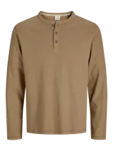 Camiseta de manga larga con cuello henley y cierre frontal de tres botones. Confeccionada en algodón orgánico de textura suave, presenta un corte regular y diseño clásico.