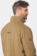 Campera color marrón con capucha desmontable, cierre frontal con cremallera y botones a presión, múltiples bolsillos con solapa y puños ajustables con botones.