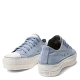Championes Converse modelo Chuck Taylor Lift de plataforma, color celeste con cordones al tono y puntera de goma blanca.