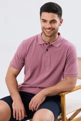 Remera polo de piqué de algodón color azul, de manga corta, con cuello camisero, cierre frontal de dos botones y pequeño logo bordado en el pecho.