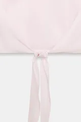 Camisa de corte oversize con cuello solapa y escote en pico. Presenta manga larga con puños abotonados, cierre frontal con botones y detalle de lazada ajustable en la espalda.