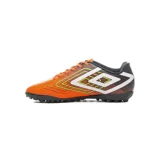 Championes de fútbol 5 Umbro Reflect F5 color celeste con detalles en amarillo y fucsia. Presentan el logo de Umbro en el lateral y suela de goma con tapones.