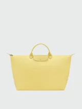 Bolso de viaje grande Longchamp de la línea Le Pliage One, en color gris oscuro con asas y solapa frontal en cuero sintético negro. Cuenta con cierre de cremallera superior y solapa con botón a presión.
