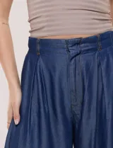 Pantalón wide leg de lyocell color gris, con cintura alta, pinzas frontales y bolsillos laterales.
