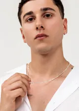 Cadena plateada de acero quirúrgico hipoalergénico con eslabones tipo fígaro.