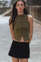 Falda pantalón mini de tiro medio color negro, con diseño estructurado y cierre lateral con cremallera oculta.