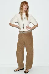 Top de punto rib color azul marino, con cuello redondo y manga corta abullonada.