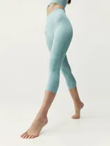 Calza capri color celeste, de tejido Air_Feel con tecnología 3D. Tiene cintura alta y doble para mayor ajuste y comodidad.