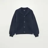 Chaqueta de punto tricotado color azul marino, con cuello chal y cierre frontal de botones.