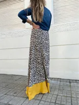 Vestido largo con estampado animal print y volado mostaza en el ruedo.