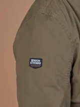 Campera bomber gris claro con cierre frontal y bolsillos laterales.